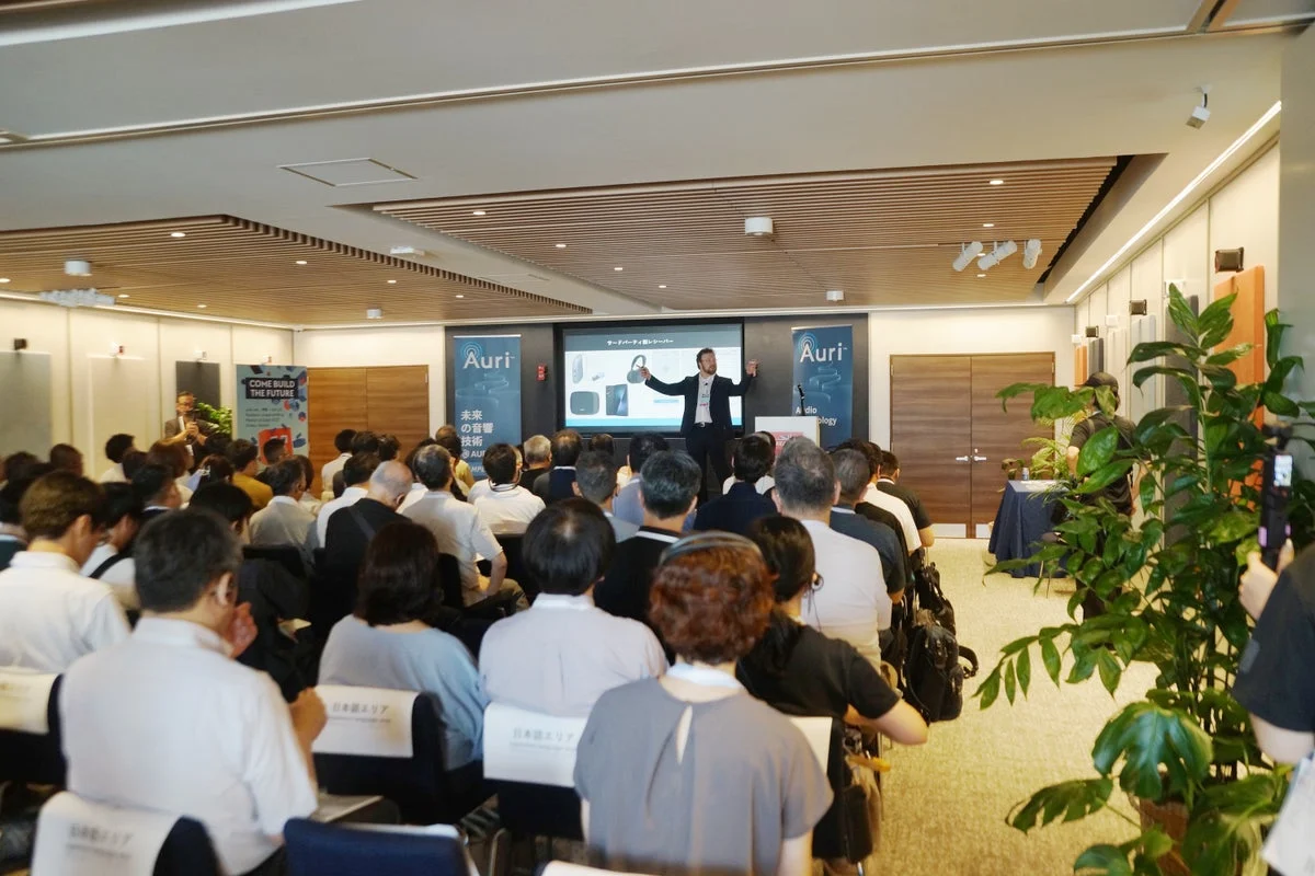 大阪・関西万博 英国館のイベント会場。登壇者の話を聞く大勢の来場者。