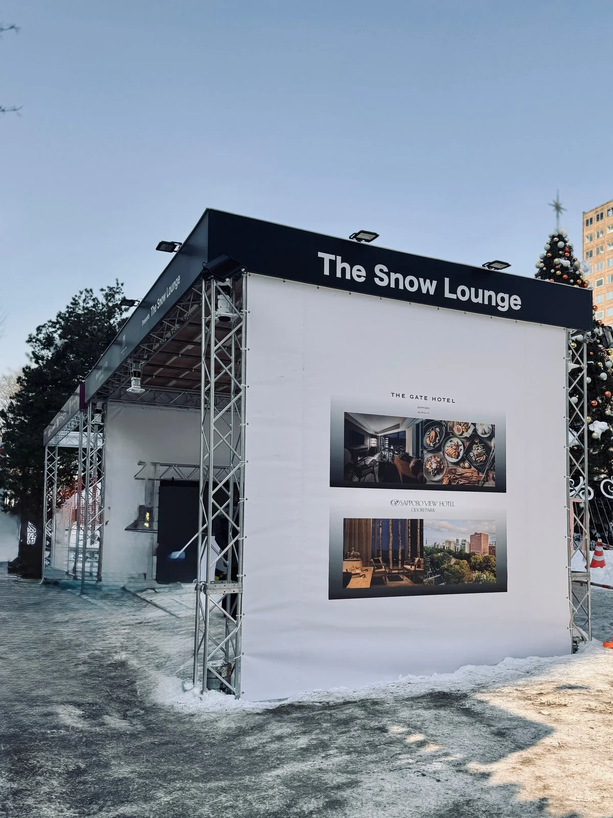 雪の残る会場に立つ「The Snow Lounge」の外観。