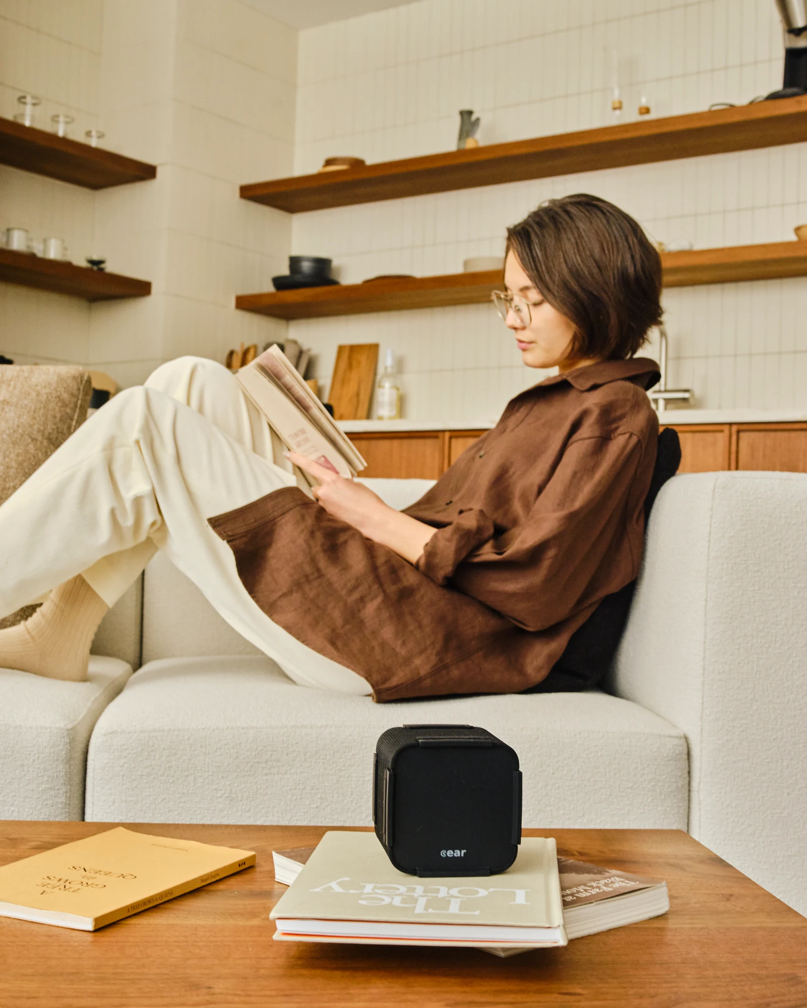 ソファで読書する人と、目の前のテーブルに置かれたCear pavé。